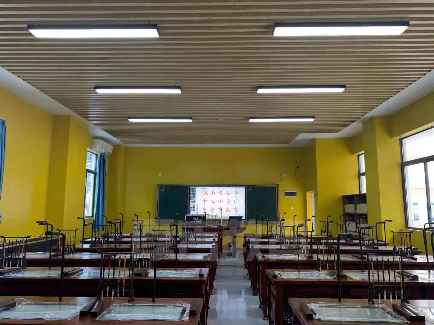 學(xué)校<a href='http://hzshdk.com/chanpin/57-1.html' target='1' style='font-size:18px; font-weight:bold; color:#000000;'>書法室</a>