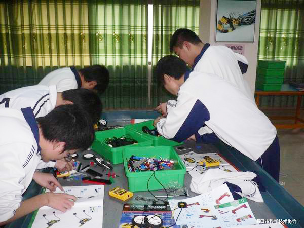 <a href='http://hzshdk.com/chanpin/60-1.html' target='1' style='font-size:18px; font-weight:bold; color:#000000;'>機(jī)器人功能室</a>
